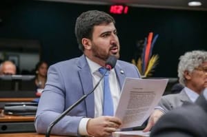 Emanuelzinho aponta indícios de corrupção e cobra explicações de Mauro Mendes sobre repasse de R$ 308 milhões