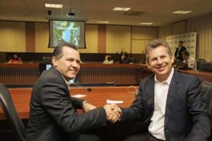 Propaganda de Pivetta mira adversário com imagem de Silval, mas omite antiga sociedade do ex-governador com Mauro Mendes